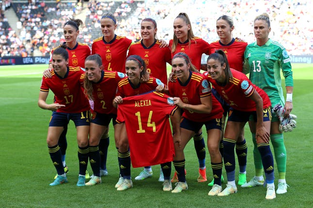 Spain players hold up the shirt of injured team-mate Alexia Putellas