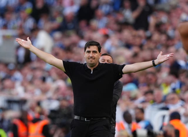 Andoni Iraola remonstrates on the touchline