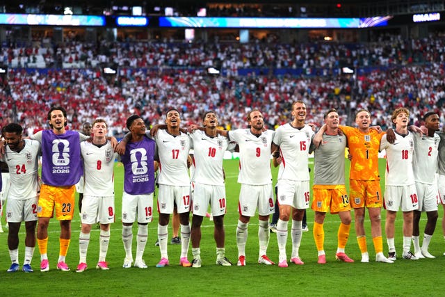 England players sing Wonderwall with the fans