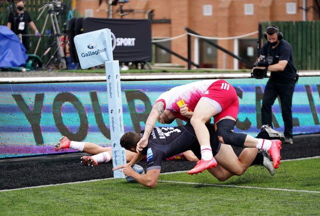 Newcastle Falcons' pushed Harlequins close in their opener but the champions started the defence of their Gallagher Premiership crown with a 26-20 win on the road