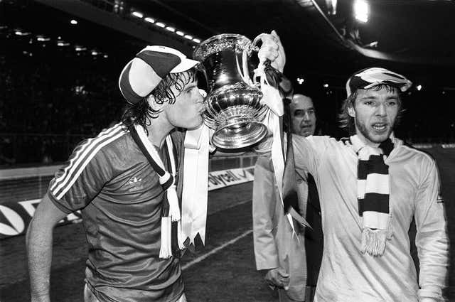 Glenn Hoddle kisses cup.