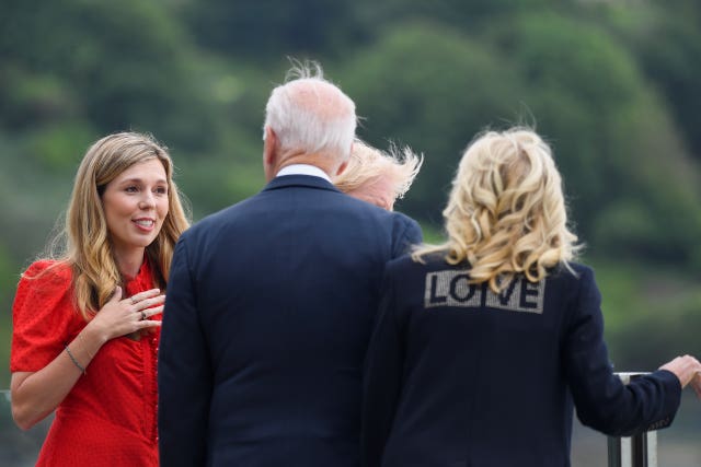 The two leaders and their wives admired the view near the luxury hotel