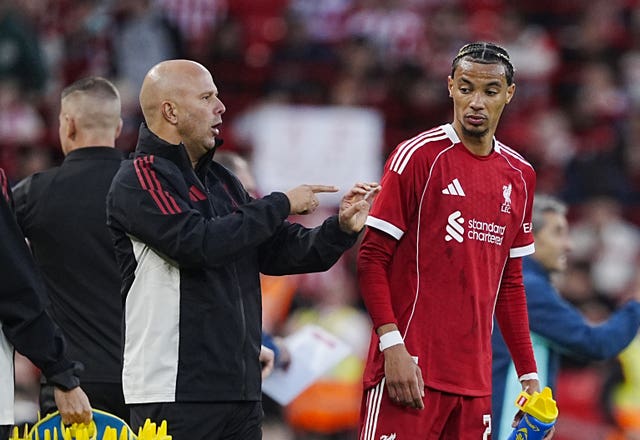Arne Slot speaks to Hugo Ekitike during a pre-season friendly against Athletic Bilbao