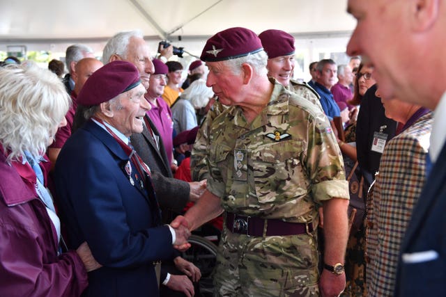 Charles talks to a Parachute Regiment veteran