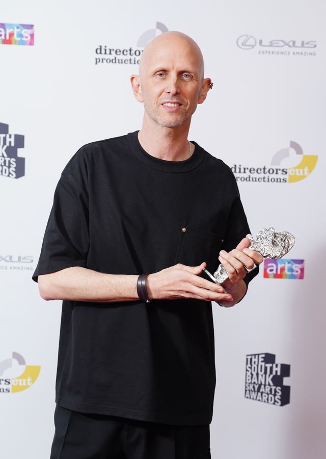 Wayne McGregor holding an award given to him at the South Bank Sky Arts Awards