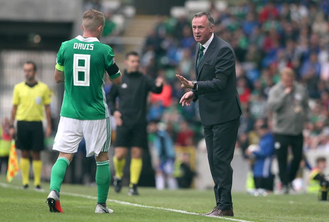 Northern Ireland manager Michael O’Neill, right, speaks to Steven Davis 