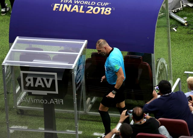 Nestor Pitana checks the pitchside monitor during the 2018 World Cup final