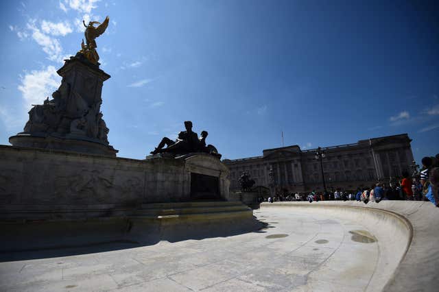 The fountain at the Victoria Memorial outside Buckingham Palace completely dried up 
