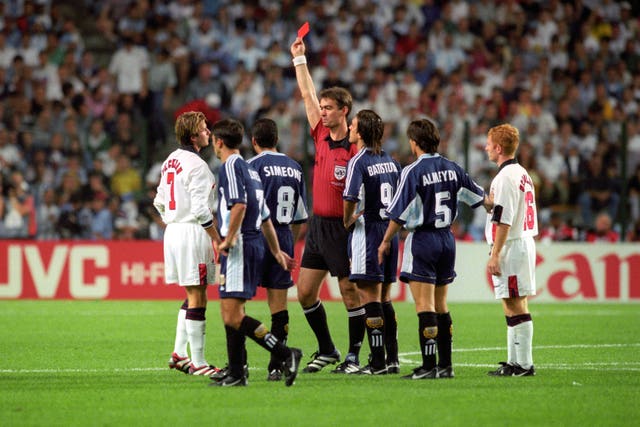 England’s David Beckham (L) is given the red card by Danish referee Kim Milton Nielsen, after a foul on Argentina’s Diego Simeone during their France ’98 World Cup