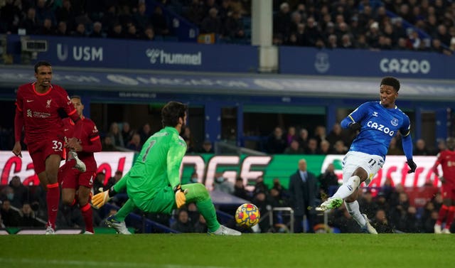 Everton''s Demarai Gray scores