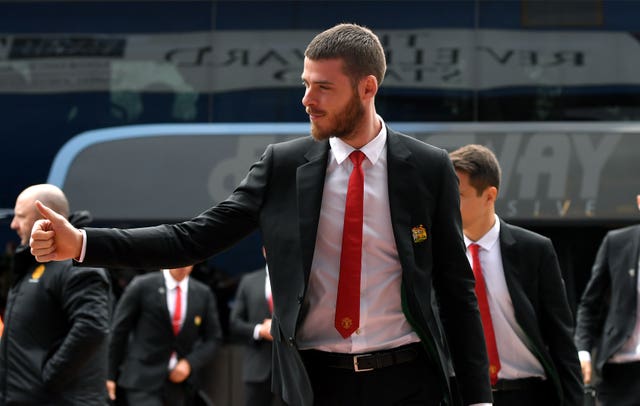 David De Gea acknowledges the fans as he arrives at the stadium