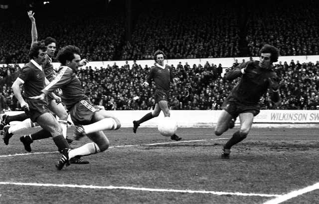 Clemence attempts to save an shot from Chelsea midfielder Ray Wilkins