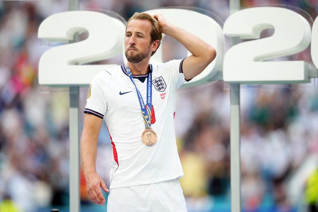 Harry Kane receives his medal following the FIFA World Cup 2026 bronze medal victory over France