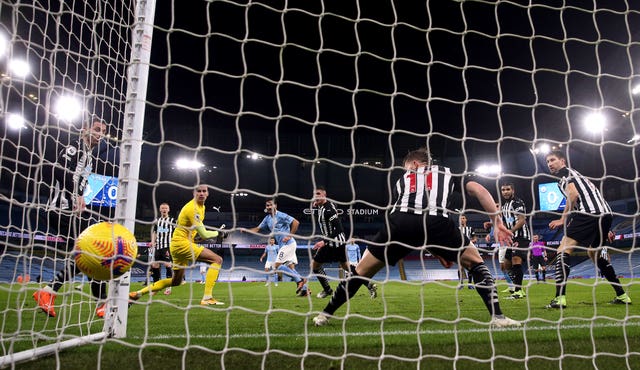 Ilkay Gundogan (no.8) set Manchester City on the way to victory 