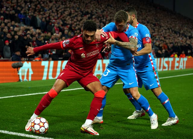 Alex Oxlade-Chamberlain holds off Atletico Madrid's Kieran Trippier