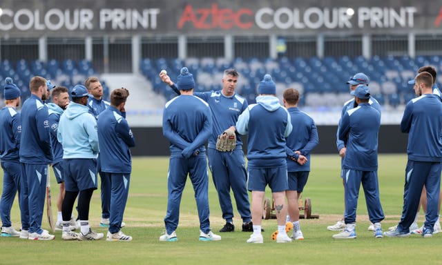 England mentor Kevin Pietersen speaks to the players during a nets session