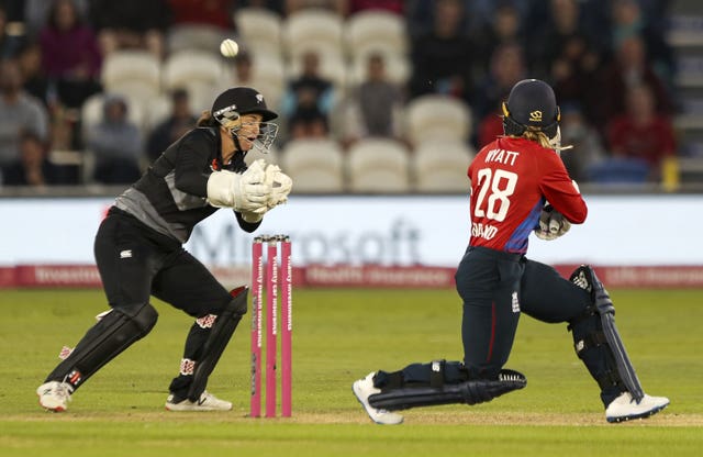 Danni Wyatt top-scored with 35 as England lost the second T20 against New Zealand 