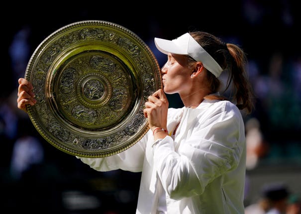 Elena Rybakina kisses the Venus Rosewater Dish