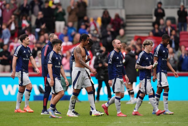 Manchester United players appear dejected