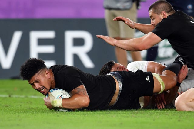Ford added another penalty before Ardie Savea capitalised on a rare England mistake at the line-out to reduce the deficit to 13-7