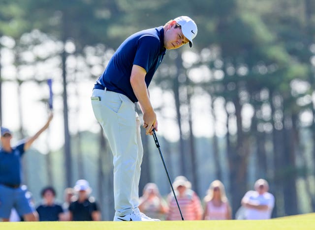 Bob MacIntyre putts