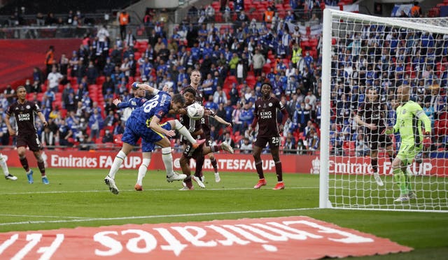 Cesar Azpilicueta can not make the right contact at the back post 