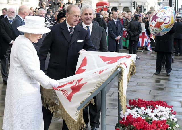 Hugo Vickers with the Queen and Philip