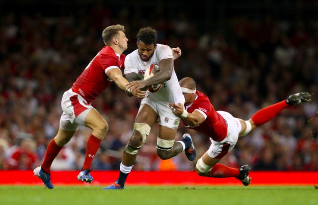 Dan Biggar (left) attempts to tackle Courtney Lawes