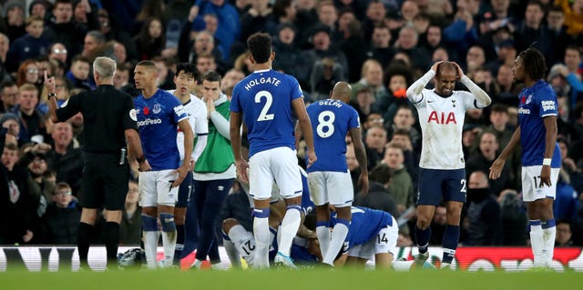 Andre Gomes (bottom, centre)