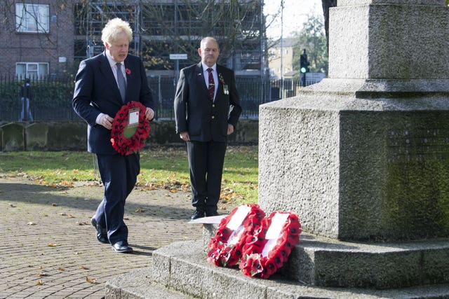 Boris Johnson laying a wreath