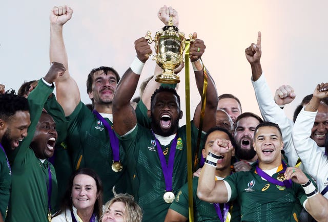 Siya Kolisi lifts the World Cup trophy