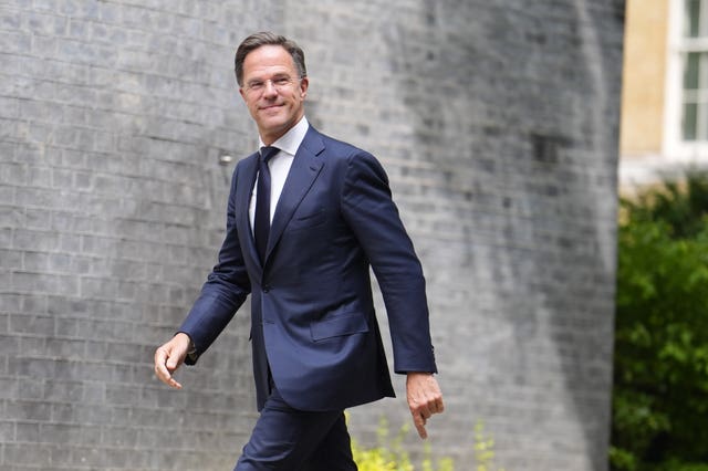 Mark Rutte walks along Downing Street
