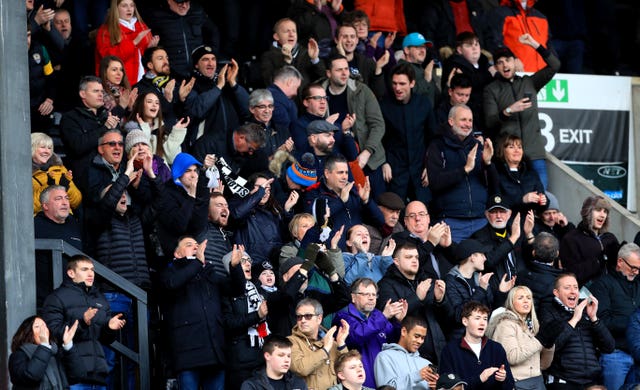 There were 4,942 fans in attendance at Meadow Lane