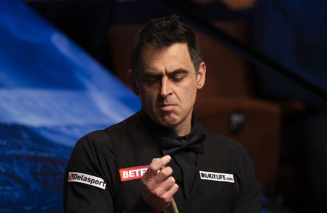 Ronnie O’Sullivan checks the tip of his cue