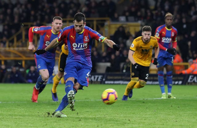 Luka Milivojevic scores from the spot