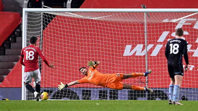 Manchester United midfielder Bruno Fernandes scores a penalty