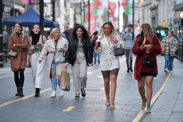 People leaving Cardiff city centre as the pubs close before Wales enters a two-week 'firebreak'