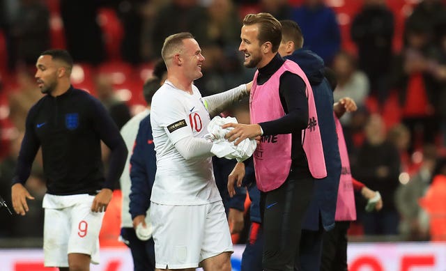 Kane congratulates Rooney after the final whistle