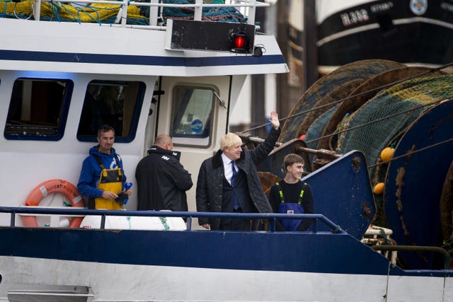 Brexit "data-title =" Brexit "data-copyright-holder =" PA Wire "data-copyright-notice =" Images PA Wire / PA "data-credit =" Duncan McGlynn "data-usage-terms =" "srcset = « https://image.assets.pressassociation.io/v2/image/production/23437f6f448a89f46c66f08b8cee6667Y29udGVudHNlYXJjaCwxNTY3ODQ3MDkw/2.45066709.jpg?w=320 320W, https://image.assets.pressassociation.io/v2/image/production/23437f6f448a89f46c66f08b8cee6667Y29udGVudHNlYXJjaCwxNTY3ODQ3MDkw/ Il y a un peu de temps (largeur maximale: 1000px) 54vw, (largeur maximale: 1071px) 543px, 580px "/>
<figcaption>Le Premier ministre Boris Johnson à bord d'un bateau de pêche (Duncan McGlynn / PA)</figcaption></figure>
<p><!-- EMBED END Image { id: