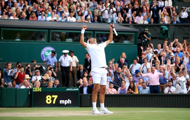 Roger Federer celebrates his victory