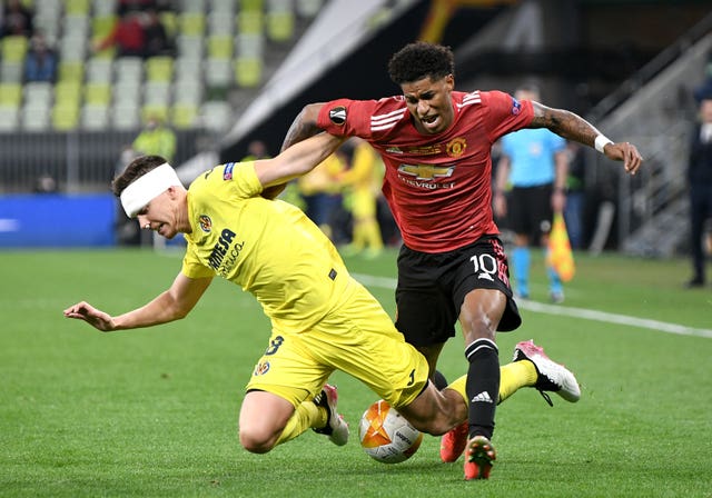 Villarreal's Juan Foyth (left) and Manchester United's Marcus Rashford battle for the ball