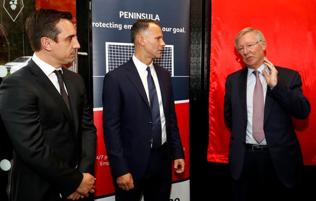 Sir Alex Ferguson developed a close bond with former players such as Ryan Giggs and Gary Neville (left). (Martin Rickett/PA Images)