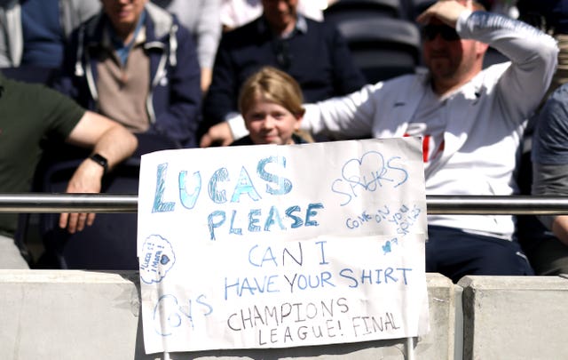 A Spurs fan with a message for Lucas Moura