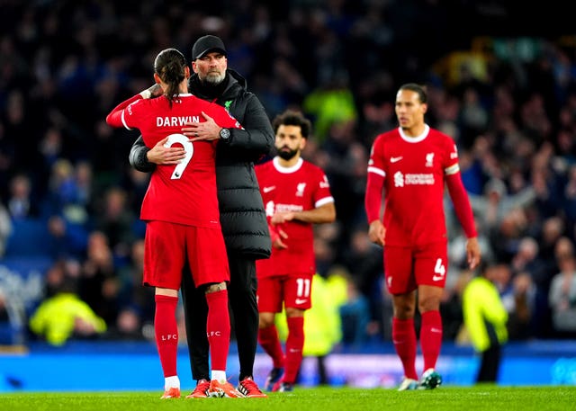 Liverpool’s Darwin Nunez hugs manager Jurgen Klopp