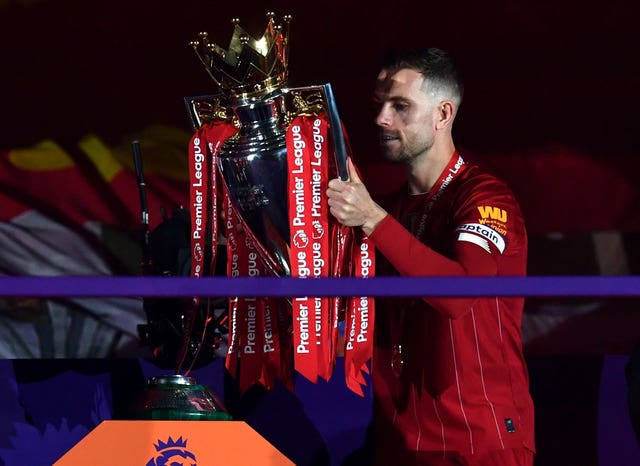 Henderson lifts the Premier League Trophy 