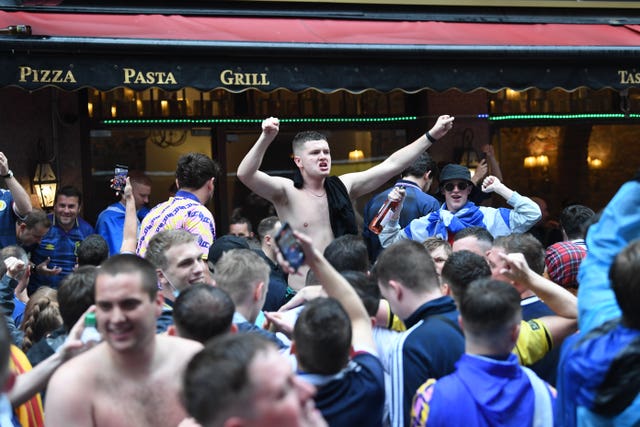 This fan doesn't need the sun to be out to go shirtless