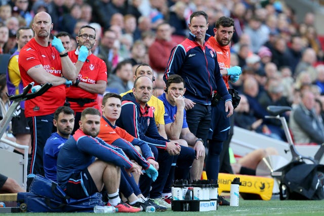 Head coach Justin Holbrook and the St Helens bench
