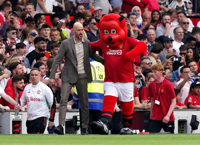 Arsenal beat Man Utd to put title race pressure back on Man City