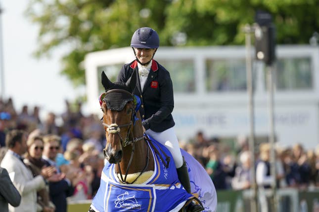 Olympic gold medallist Laura Collett won her first Badminton Horse Trials title in record-breaking fashion