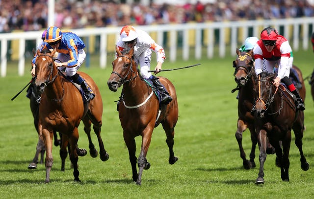 Signora Cabello (centre) just prevails under Oisin Murphy